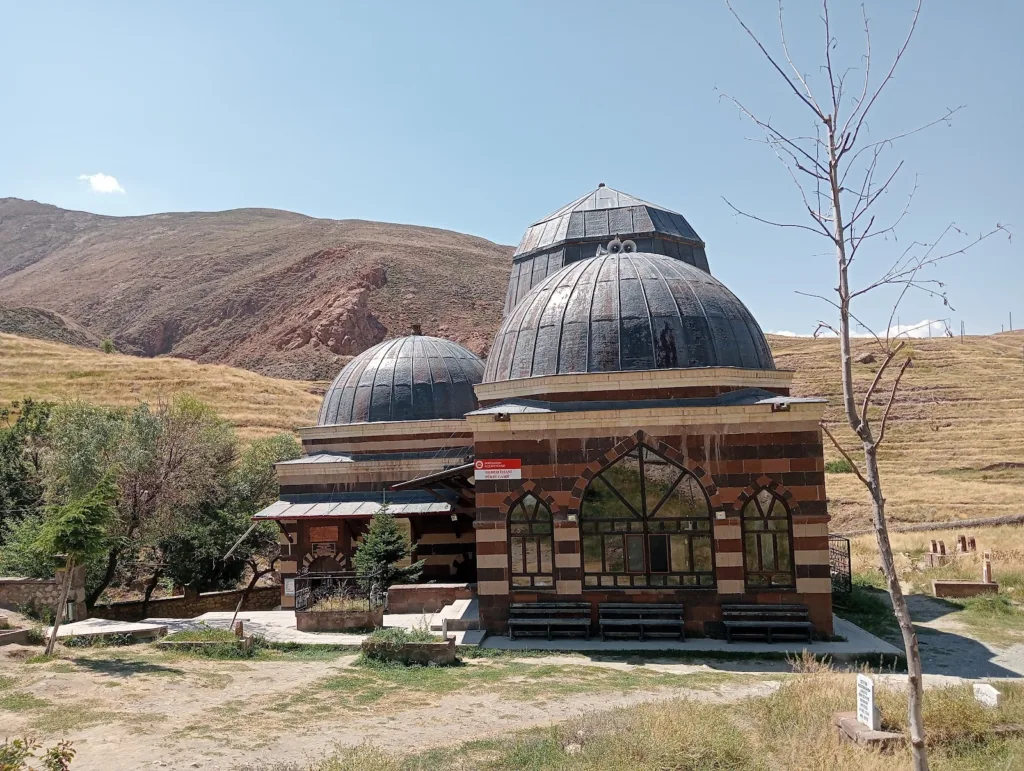 Ahmed-iHani Türbesi – Ağrı