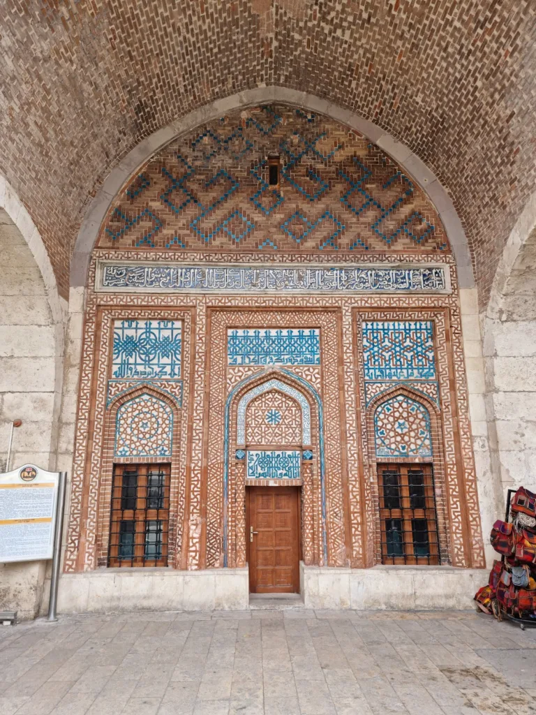 I. İzzettin Keykavus Türbesi – Sivas