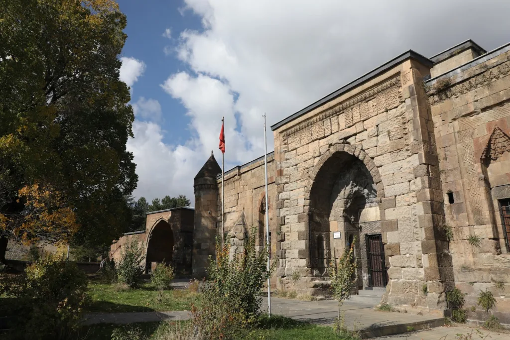 İhlasiye Medresesi ve Külliyesi – Bitlis
