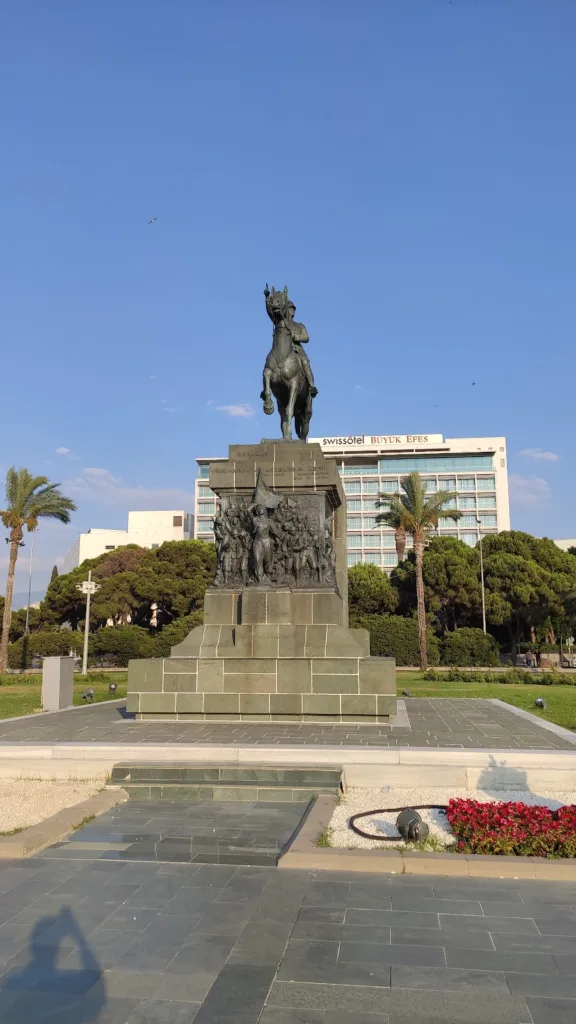 İzmir Atatürk Anıtı – İzmir