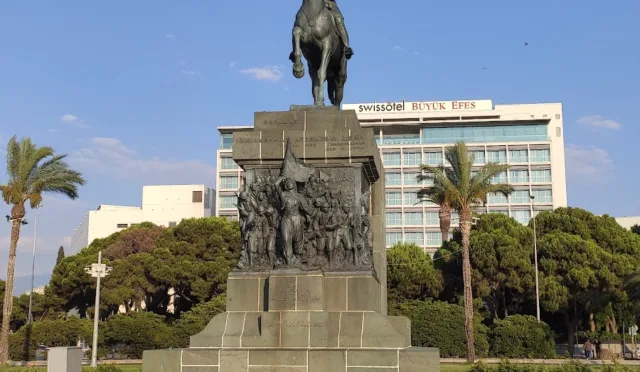 İzmir Atatürk Anıtı – İzmir fotoğrafı