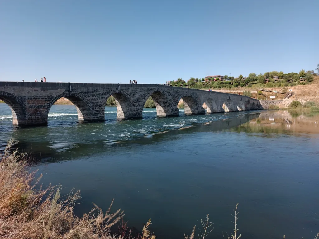 Tarihi Murat Köprüsü – Muş