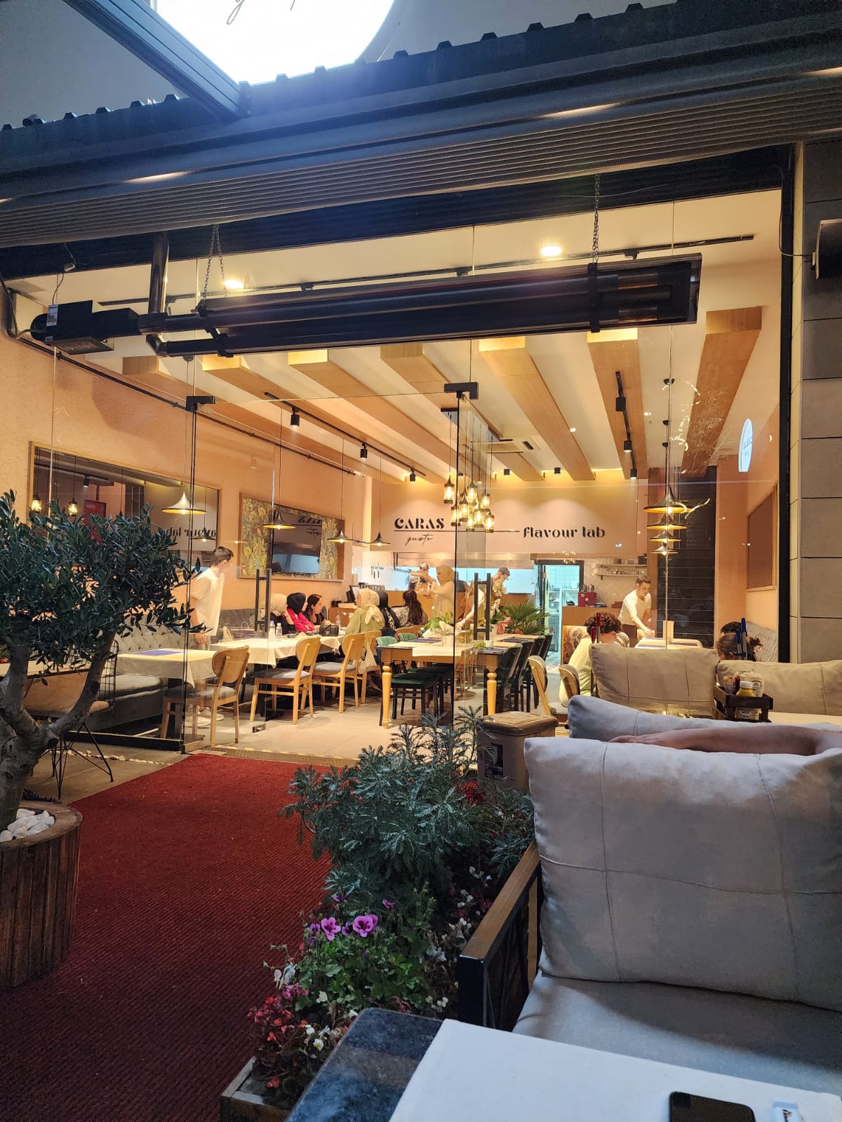 Caras Gusto Restaurant